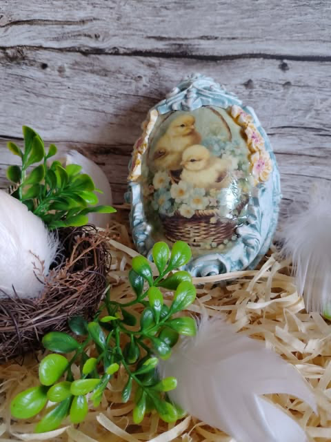 Dekoracyjne jajko wielkanocne z kurczaczkami -rękodzieło
