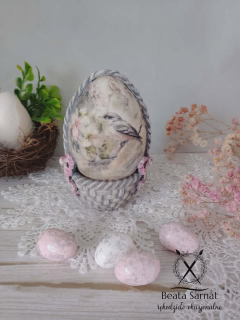 Wiosenne jajko z ptaszkami w koszyczku -rękodzieło.                 wielkość ozdoby to 10 cm