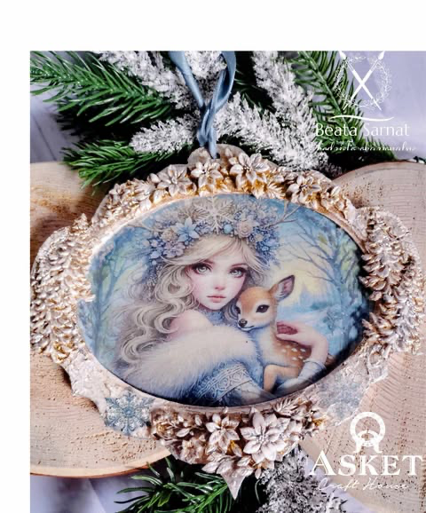 Zawieszka wykonana metodą decoupage i mix mediową z masy samoutwardzalnej w tonowanych kolorach