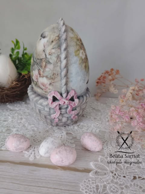 Wiosenne jajko w koszyczku -rękodzieło.                                      wielkość całej ozdoby to 13 cm
