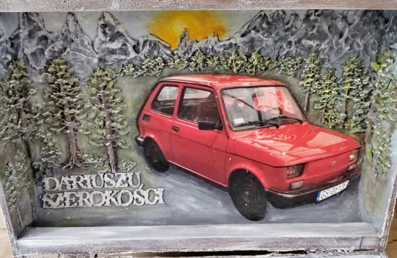 Szukasz prezentu, który naprawdę poruszy serce?
Takiego, który nie będzie przypadkowy, masowy ani „z półki”, ale stworzony specjalnie dla jednej, konkretnej osoby?
Tworzę rękodzieło okazjonalne w pełni personalizowane – dopasowane do pasji, zawodu