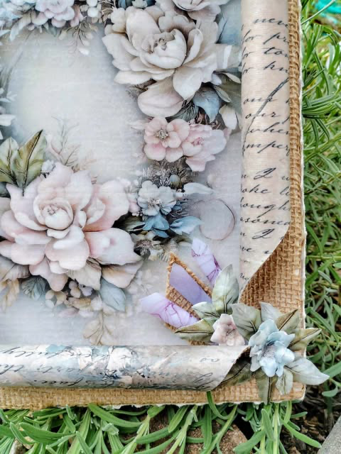 Obrazek 3d z wypukłymi kwiatami, baza wykonana metodą decoupage