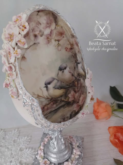 Dekoracyjne jajko wielkanocno-wiosenne na nóżce -rękodzieło.                         Wielkość całej ozdoby to 26 cm,samo jajko 15 cm