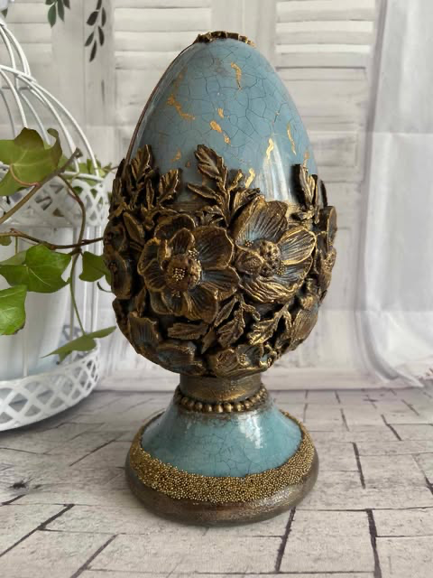 Turkusowe duże jajo na drewnianej nodze ze złoceniami i spękaniami,wys 24 cm