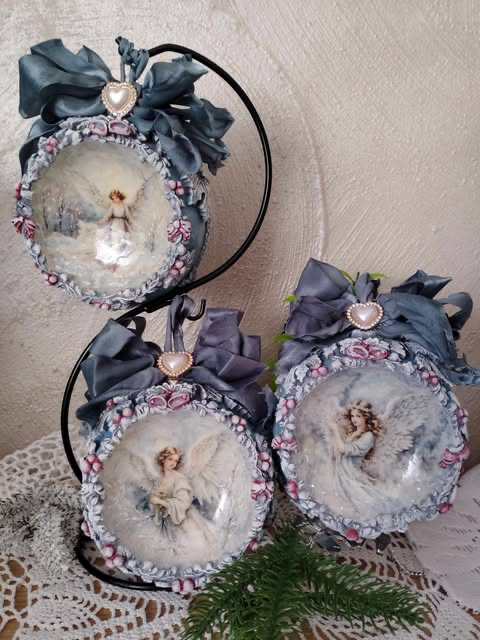 Duża bombka wklęsła z aniołem 12 cm,wykonana metodą decoupage i mix mediową,podana cena jest za jedną sztukę