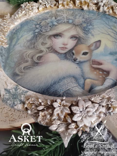 Zawieszka wykonana metodą decoupage i mix mediową z masy samoutwardzalnej w tonowanych kolorach