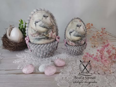 Wiosenne jajka z ptaszkami w koszyczkach                                         komplet 2 szt.                              Wielkość ozdób to 13 cm i 10 cm