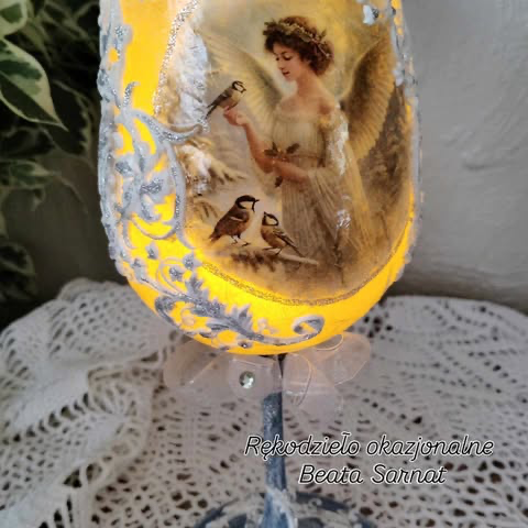 Lampion kielich, szkło,wykonany metodą decoupage i mix mediową z dodatkiem brokatu, ozdobiony dwustronnie,praca unikatowa idealna na prezent dla bliskiej osoby