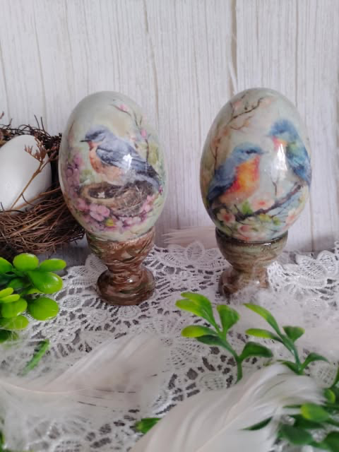 Komplet 2 szt.drewnianych jajeczek z ptakami na nóżkach