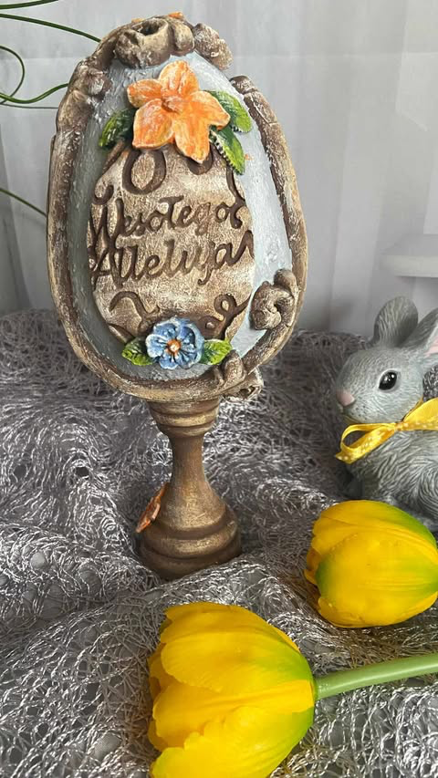 Jajko na nóżce, przód i tył, wysokość 18 cm