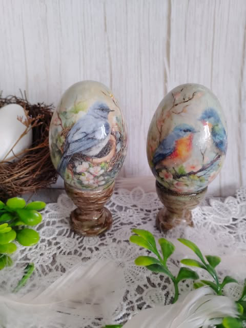 Komplet 2 szt.drewnianych jajeczek z ptakami na nóżkach