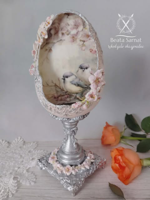 Dekoracyjne jajko wielkanocno-wiosenne na nóżce -rękodzieło.                         Wielkość całej ozdoby to 26 cm,samo jajko 15 cm