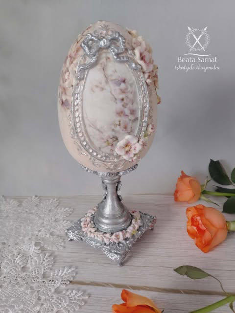 Dekoracyjne jajko wielkanocno-wiosenne na nóżce -rękodzieło.                         Wielkość całej ozdoby to 26 cm,samo jajko 15 cm