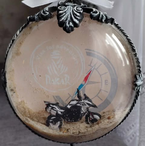 Medalion dla pasjonata Dakar,(ten ma już właściciela)ozdobiony dwustronnie,z naturalnym piaskiem i elementy 3d....jeśli masz pomysł na prezent dla osoby z pasją, szczególnymi zainteresowaniami,napisz,stworzymy wyjątkowy prezent beata74sarnat@gmail.com