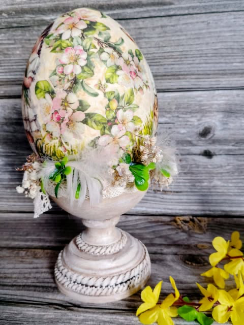 Jajko Strusie na nóżce -26cm