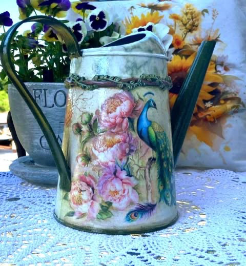 Konewka dwustronnie ozdobiona metodą decoupage