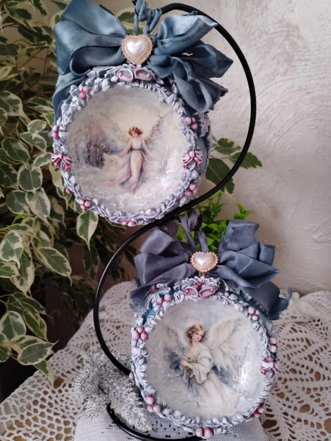 Duża bombka wklęsła z aniołem 12 cm,wykonana metodą decoupage i mix mediową,podana cena jest za jedną sztukę