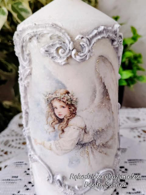 Świeczka ozdobiona dwustronnie,metodą decoupage i mix mediową