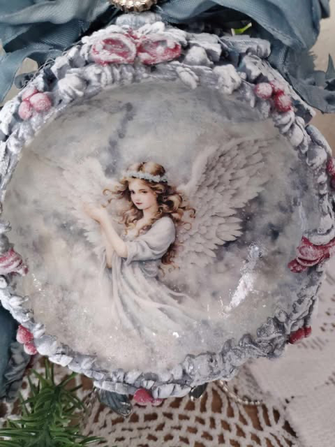 Duża bombka wklęsła z aniołem 12 cm,wykonana metodą decoupage i mix mediową,podana cena jest za jedną sztukę