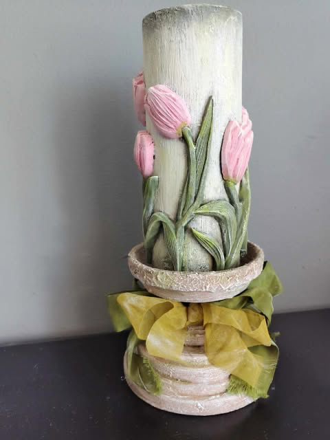 Świecznik drewniany ozdobiony metodą mix mediową z masy superlekkiej, wykonany od podstaw ręcznie wraz z podstawą świecznika