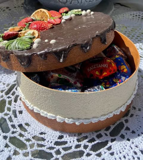 Pudełko- torcik wykonane metodą mix mediową z masy samoutwardzalnej,na żywo wygląda jak prawdziwy tort, mogę dołożyć napis i imię tak jak na pierwszym zdjęciu,do środka można nasypać cukierków lub włożyć upominek