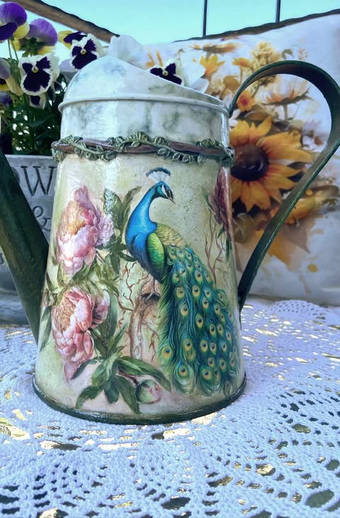 Konewka dwustronnie ozdobiona metodą decoupage