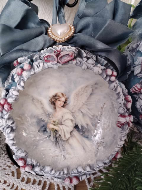 Duża bombka wklęsła z aniołem 12 cm,wykonana metodą decoupage i mix mediową,podana cena jest za jedną sztukę