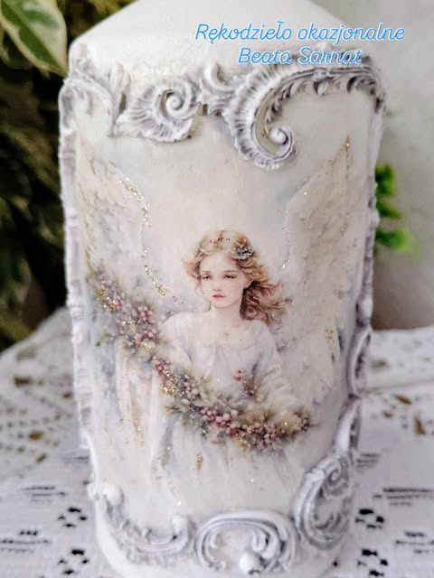 Świeczka ozdobiona dwustronnie,metodą decoupage i mix mediową