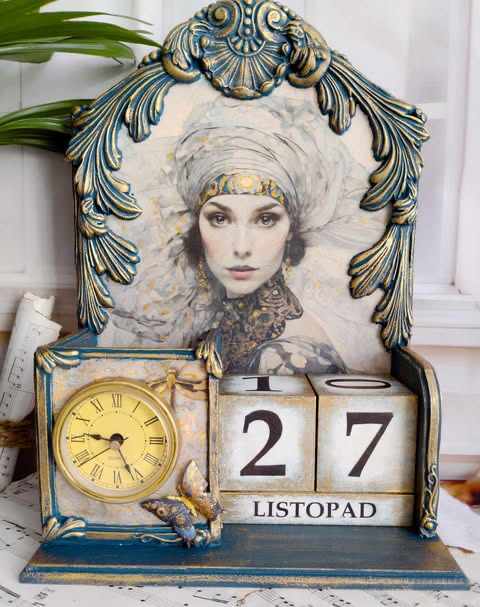Kalendarz wieczny z zegarem wykonany metodą decoupage i mix mediową,grafika inspirowana Gustawem Klimtem