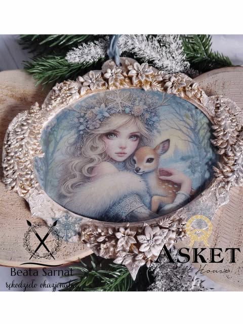 Zawieszka wykonana metodą decoupage i mix mediową z masy samoutwardzalnej w tonowanych kolorach