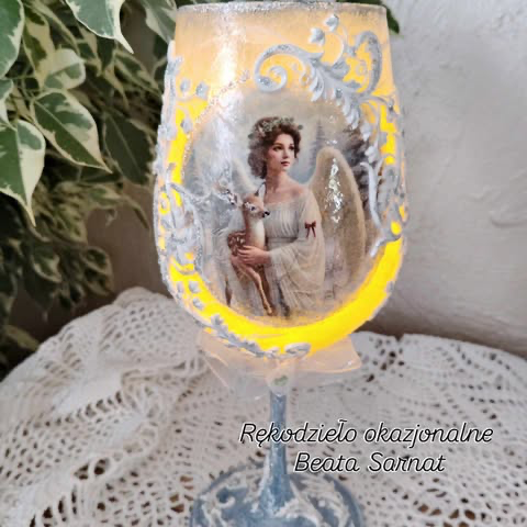 Lampion kielich, szkło,wykonany metodą decoupage i mix mediową z dodatkiem brokatu, ozdobiony dwustronnie,praca unikatowa idealna na prezent dla bliskiej osoby