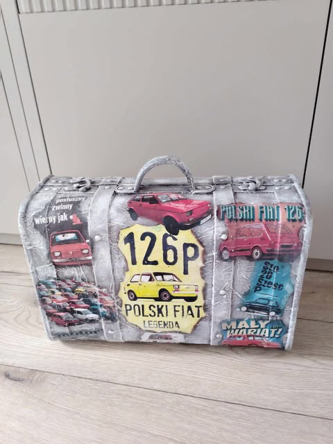 Szukasz prezentu, który naprawdę poruszy serce?
Takiego, który nie będzie przypadkowy, masowy ani „z półki”, ale stworzony specjalnie dla jednej, konkretnej osoby?
Tworzę rękodzieło okazjonalne w pełni personalizowane – dopasowane do pasji, zawodu