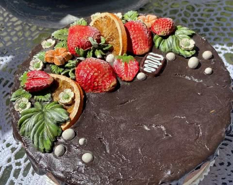 Pudełko- torcik wykonane metodą mix mediową z masy samoutwardzalnej,na żywo wygląda jak prawdziwy tort, mogę dołożyć napis i imię tak jak na pierwszym zdjęciu,do środka można nasypać cukierków lub włożyć upominek