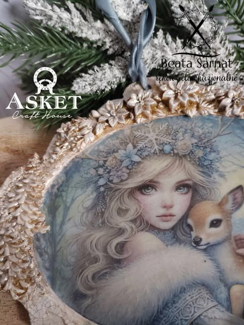 Zawieszka wykonana metodą decoupage i mix mediową z masy samoutwardzalnej w tonowanych kolorach