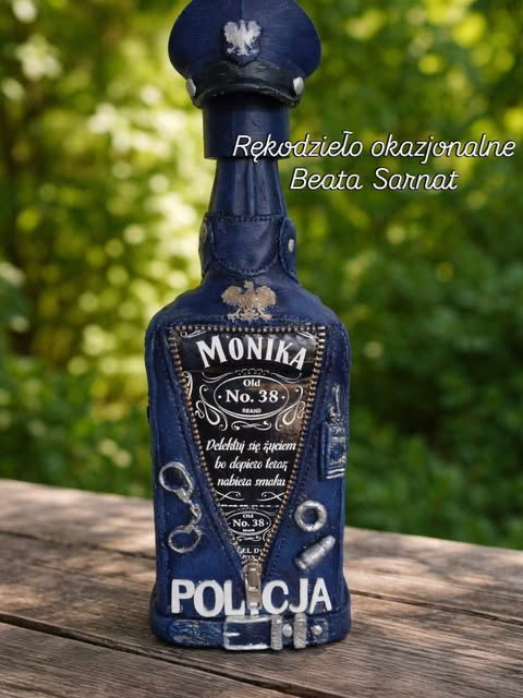 Szukasz prezentu, który naprawdę poruszy serce?
Takiego, który nie będzie przypadkowy, masowy ani „z półki”, ale stworzony specjalnie dla jednej, konkretnej osoby?
Tworzę rękodzieło okazjonalne w pełni personalizowane – dopasowane do pasji, zawodu