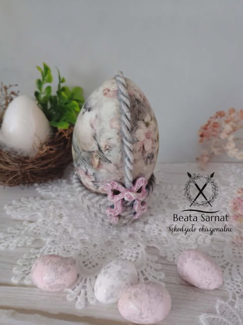 Wiosenne jajko z ptaszkami w koszyczku -rękodzieło.                 wielkość ozdoby to 10 cm