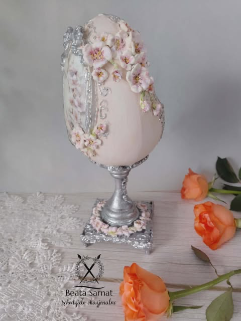 Dekoracyjne jajko wielkanocno-wiosenne na nóżce -rękodzieło.                         Wielkość całej ozdoby to 26 cm,samo jajko 15 cm