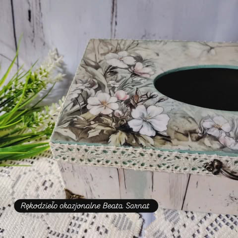 Chustecznik na nóżkach