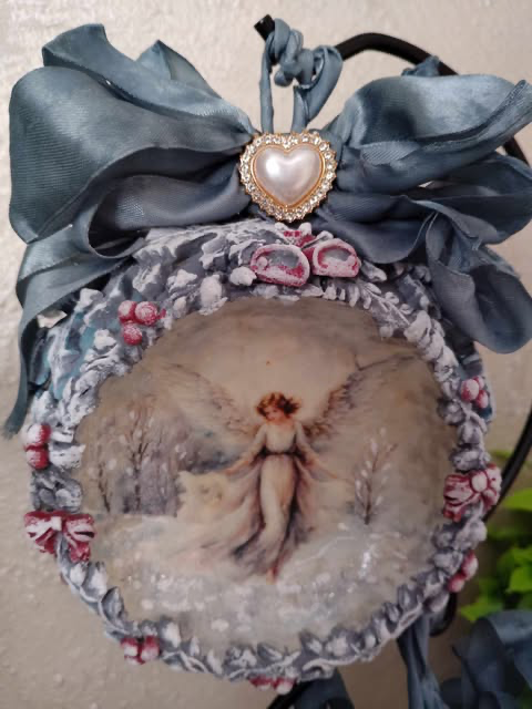 Duża bombka wklęsła z aniołem 12 cm,wykonana metodą decoupage i mix mediową,podana cena jest za jedną sztukę