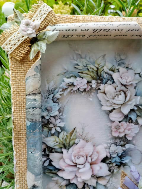 Obrazek 3d z wypukłymi kwiatami, baza wykonana metodą decoupage