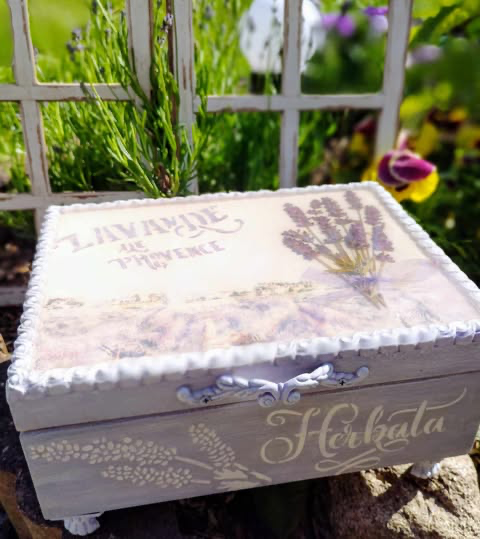 Herbaciarka z prawdziwą suszoną lawendą zatopiona w żywicy