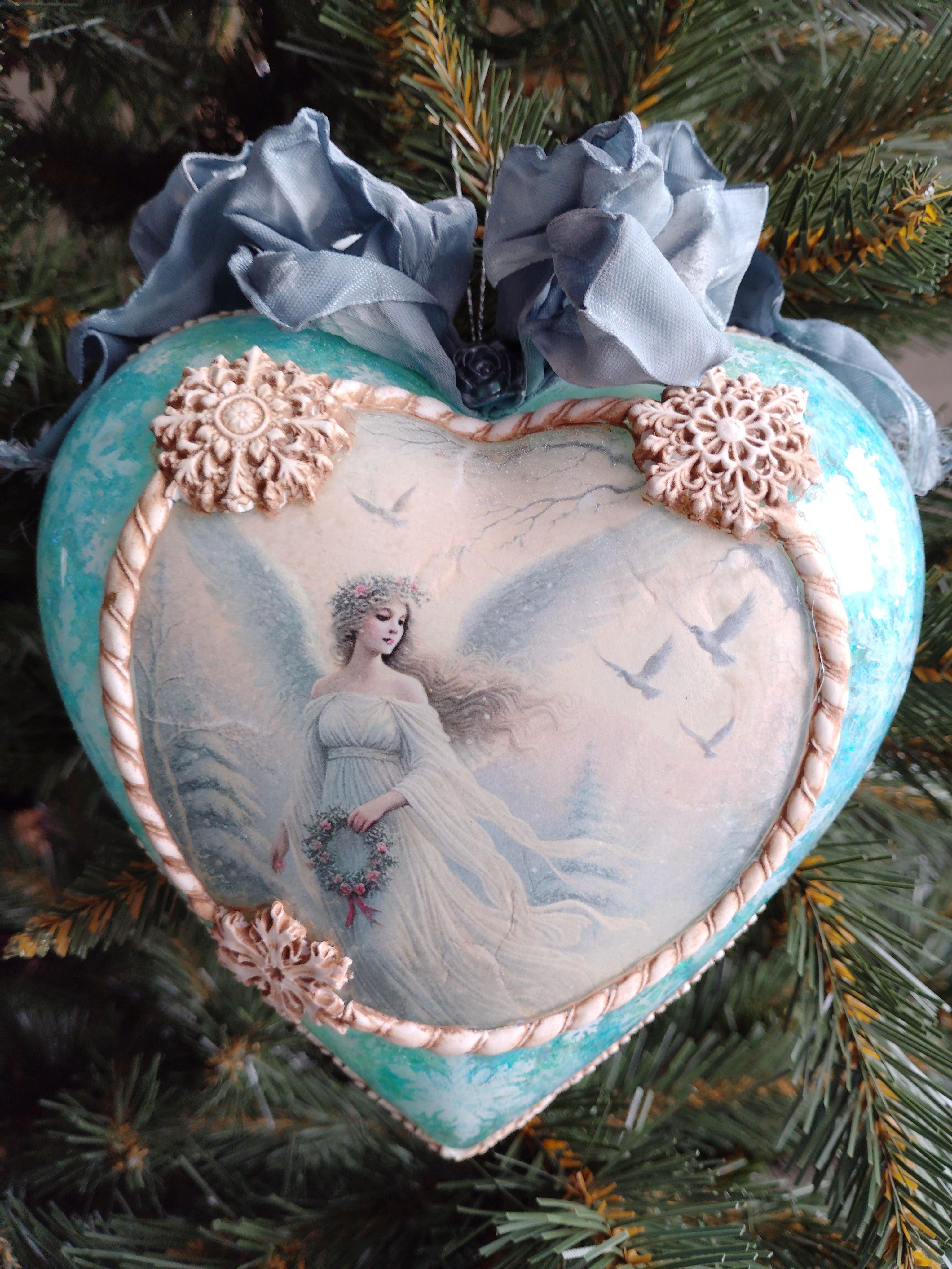 Duże serce akrylowe z aniołami 16 cm ozdobione z obydwu stron,po bokach od środka ozdobne Galaxy co daje niesamowity efekt