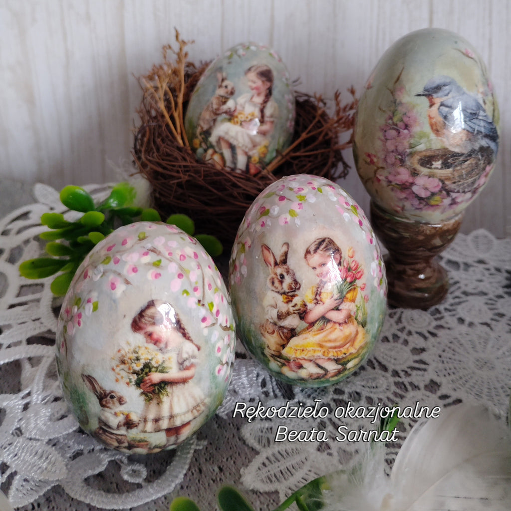 Jajko drewniane z dziewczynką i króliczkiem