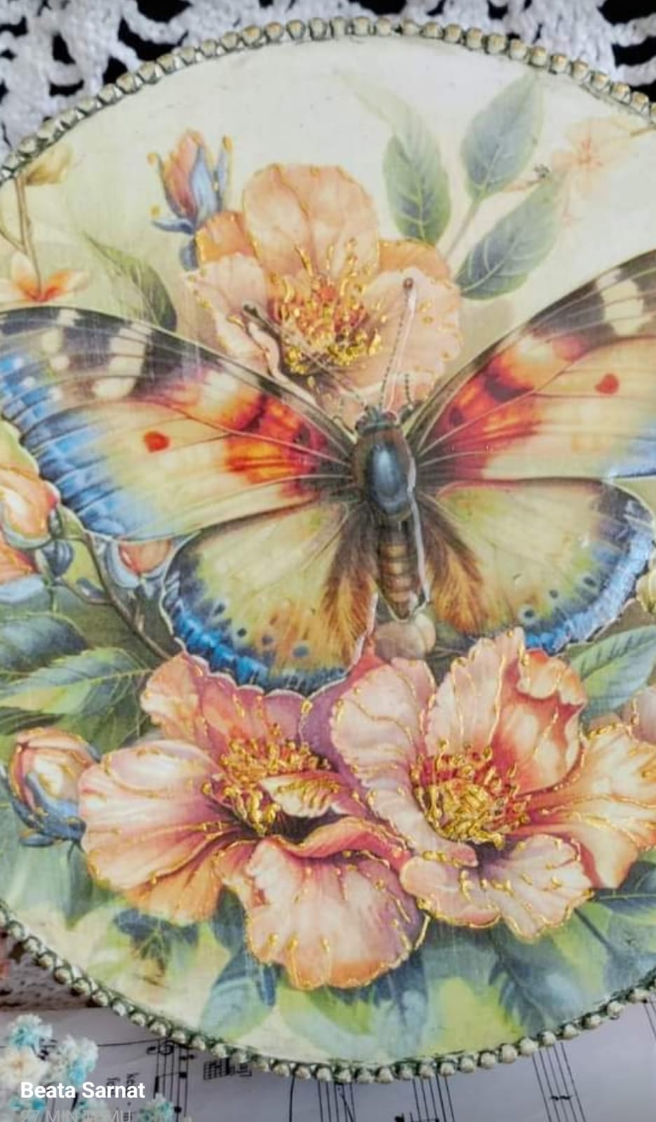 Pudełko z pięknym motylem, który jest wypukły,na kwiatach złota konturówka dodała im elegancji,w środku też grafika dużego motyla, piękny prezent dla bliskiej osoby