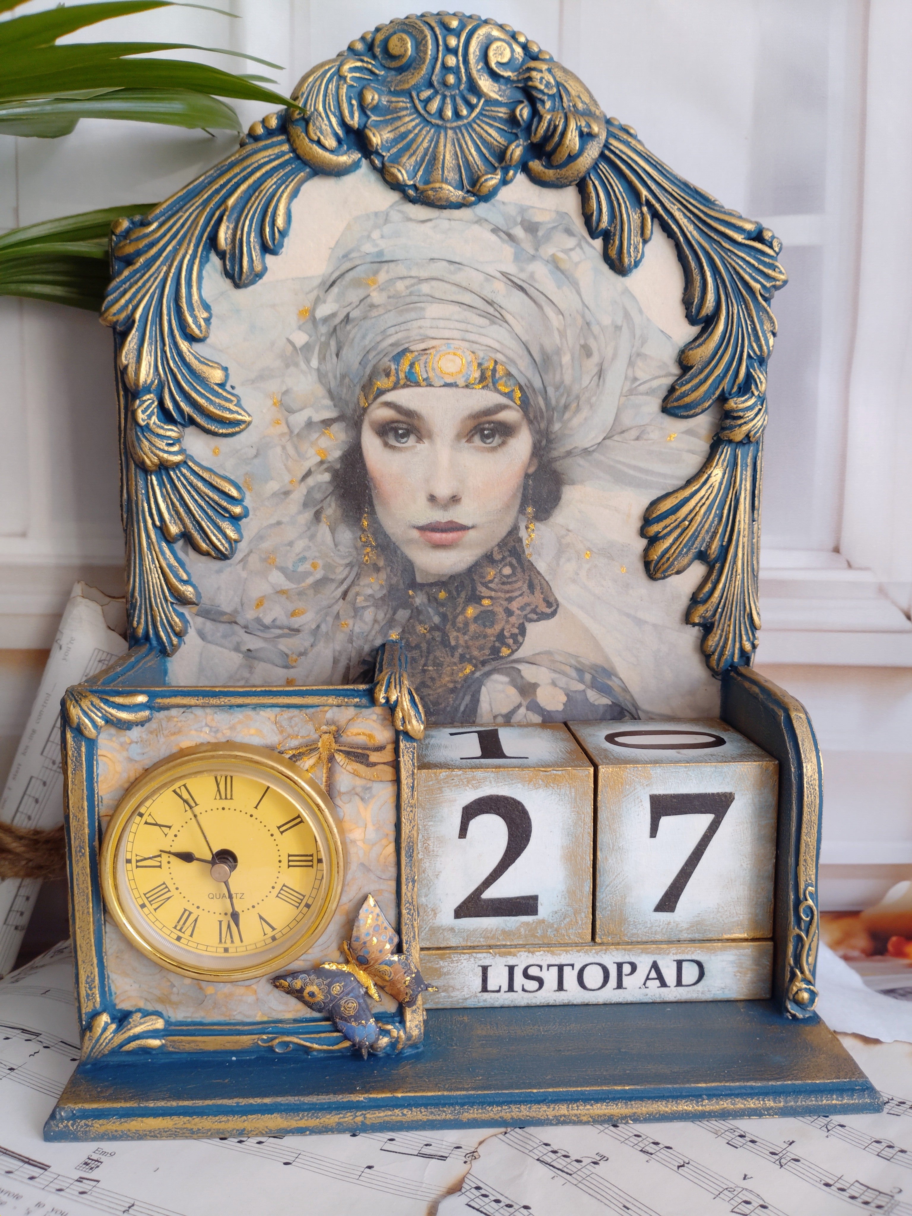 Kalendarz wieczny z zegarem wykonany metodą decoupage i mix mediową,grafika inspirowana Gustawem Klimtem