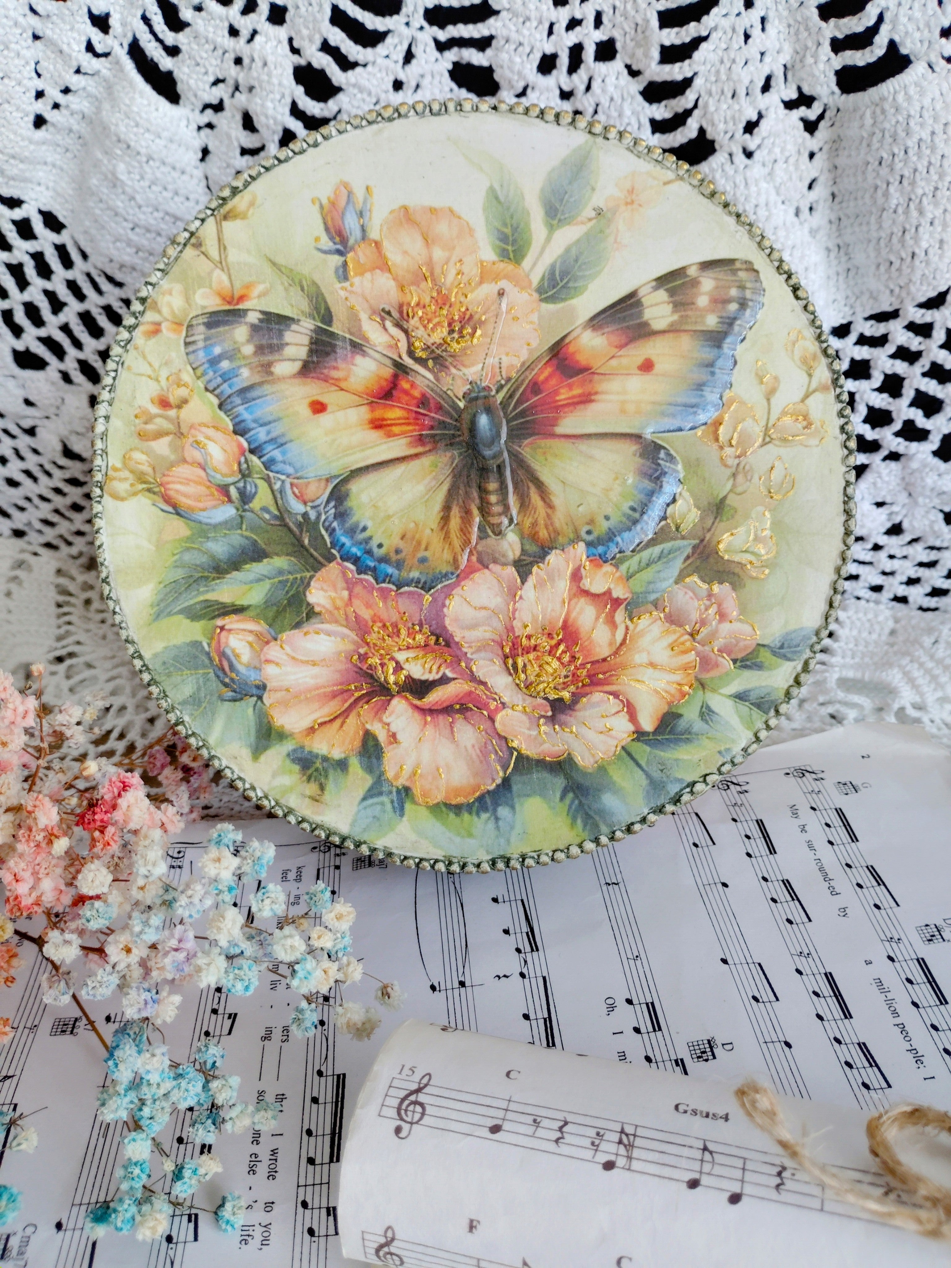 Pudełko z pięknym motylem, który jest wypukły,na kwiatach złota konturówka dodała im elegancji,w środku też grafika dużego motyla, piękny prezent dla bliskiej osoby