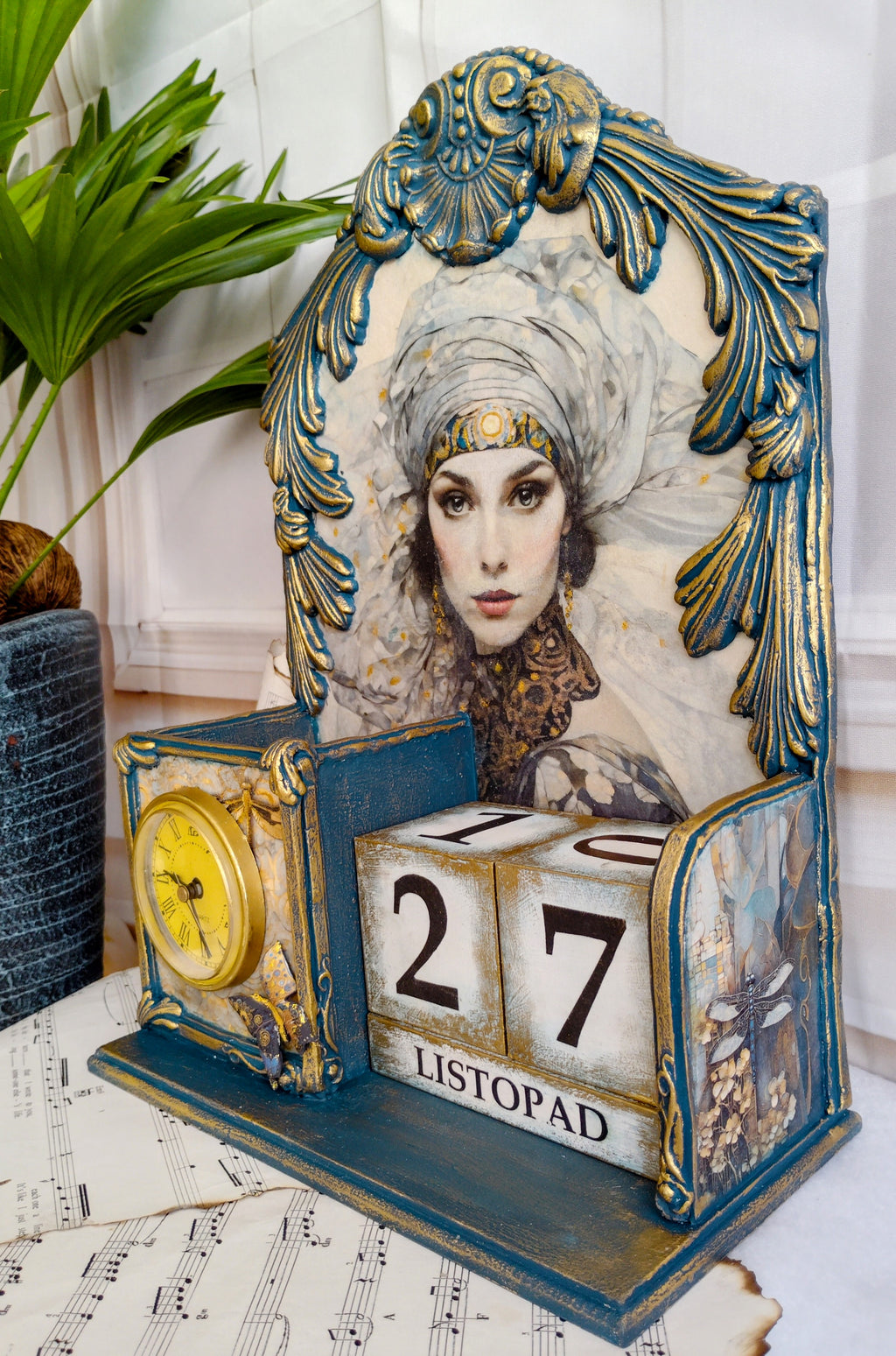 Kalendarz wieczny z zegarem wykonany metodą decoupage i mix mediową,grafika inspirowana Gustawem Klimtem