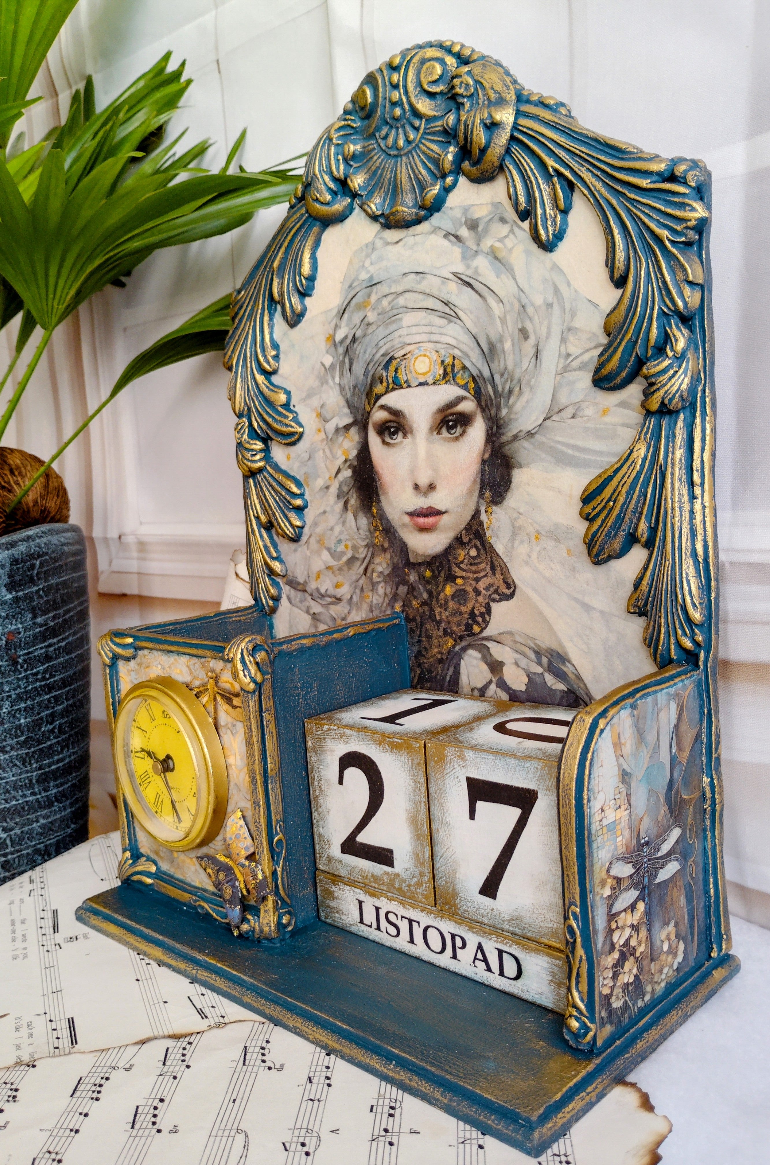 Kalendarz wieczny z zegarem wykonany metodą decoupage i mix mediową,grafika inspirowana Gustawem Klimtem