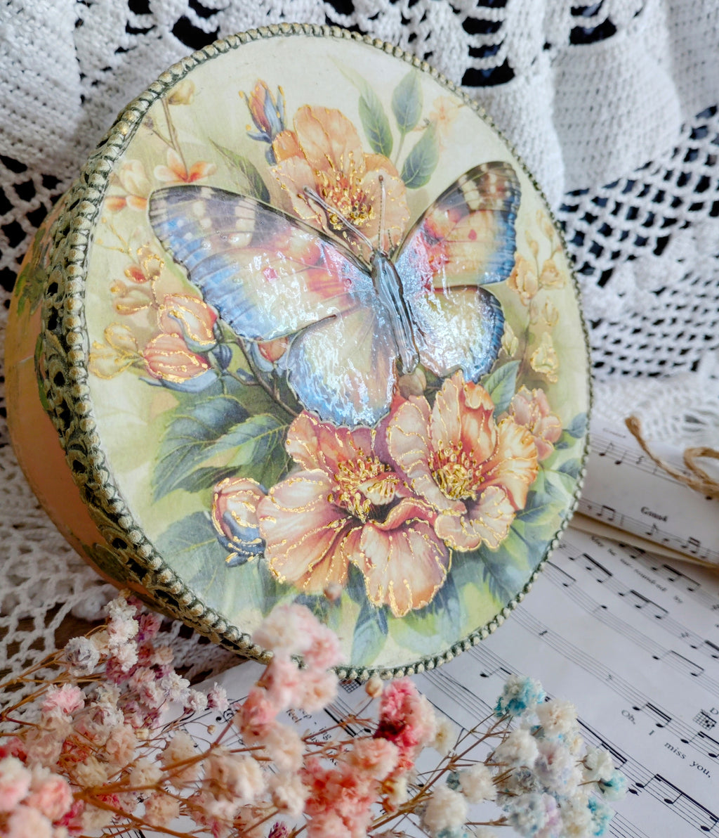 Pudełko z pięknym motylem, który jest wypukły,na kwiatach złota konturówka dodała im elegancji,w środku też grafika dużego motyla, piękny prezent dla bliskiej osoby