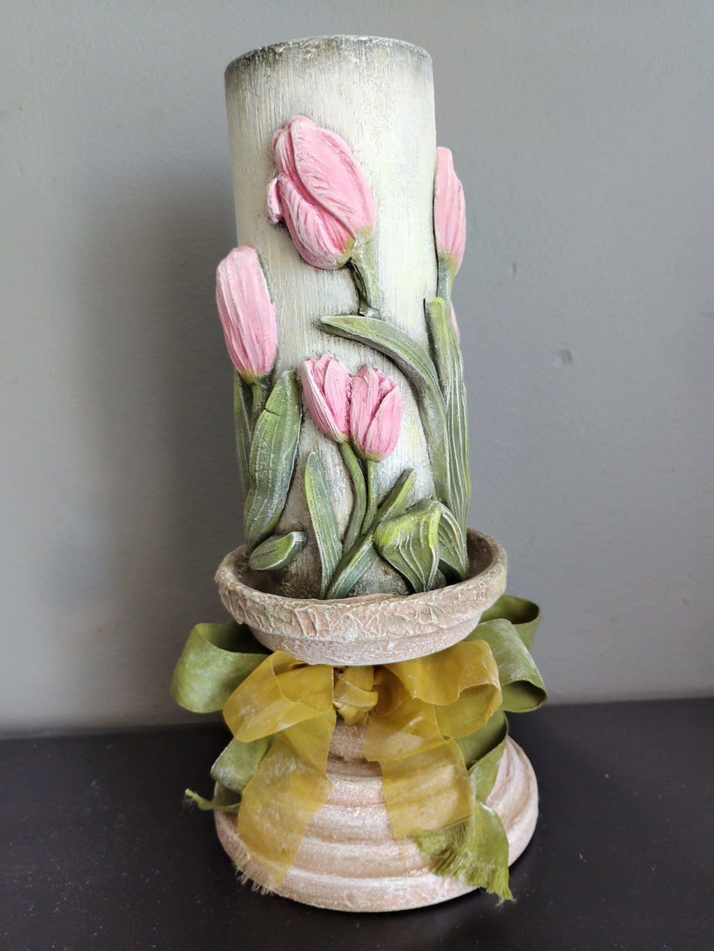 Świecznik drewniany ozdobiony metodą mix mediową z masy superlekkiej, wykonany od podstaw ręcznie wraz z podstawą świecznika